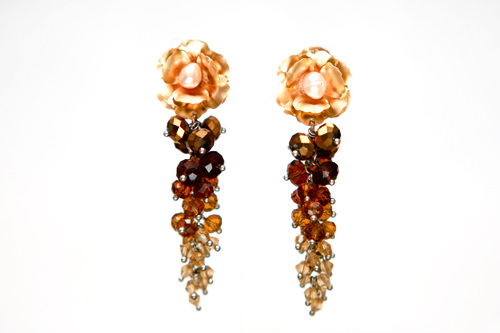 パールをあしらった薔薇とクリスタル使いがゴージャスな秋色ロングピアス