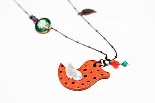 鳥形の木のくりぬきに貝殻の羽をつけたフォークロアなネックレス