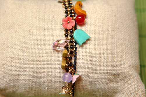 ブレスレット
花・木・鳥などのモチーフをふんだんにあしらった
ボヘミアンスタイルのブレスレット