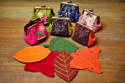その他小物
輸入布地を使用し独特の味があるがま口小銭入れ
全種類揃えたくなる葉っぱモチーフの
フェルト地コースター