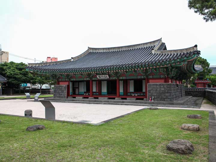 弘化閣(ホンファガッ)
王の寛大な徳が民に届くことを祈願して名づけられたという弘化閣。節制使(牧を治める牧使と軍人を兼ねた役職)が執務を行なっていた場所で、1435年に創建されました。