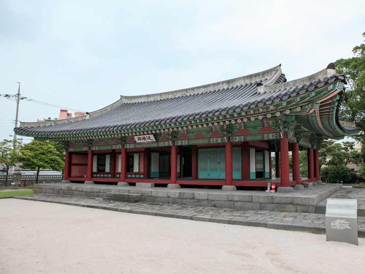 延曦閣(ヨニガッ)
牧使が執務を行なっていた建物で、他の建物と異なり石の座台の上に高く建てられているのが特徴です。