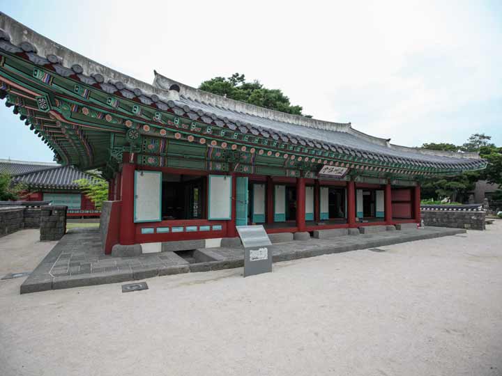 瀛州協堂(ヨンジュヒョッタン)
軍官が勤務する官庁として使用された建物。創建年度は不明ですが、1832年に再建されたという記録が残っています。