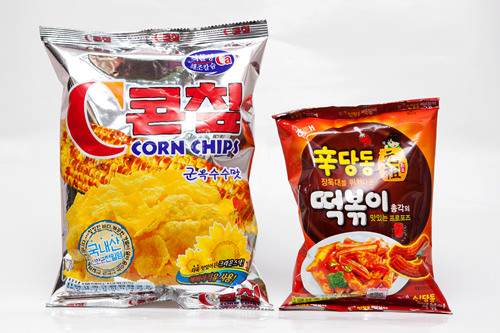 左:クラウン「コーンチップ」
右:ヘテ「辛(シン)ダンドントッポッキ」