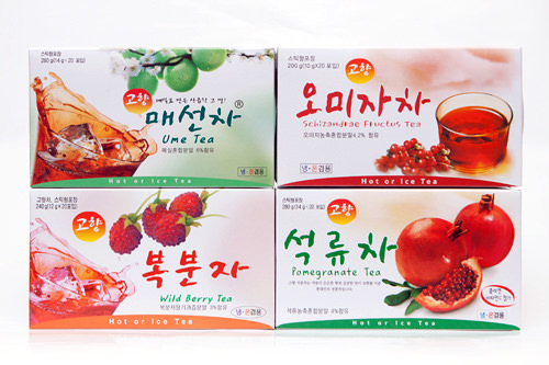 (時計回りに)梅茶、五味子茶、ザクロ茶、トックリイチゴ茶
