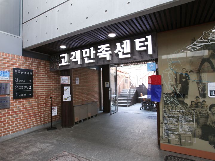 「顧客満足センター」
階段を上がって2階のカフェへ