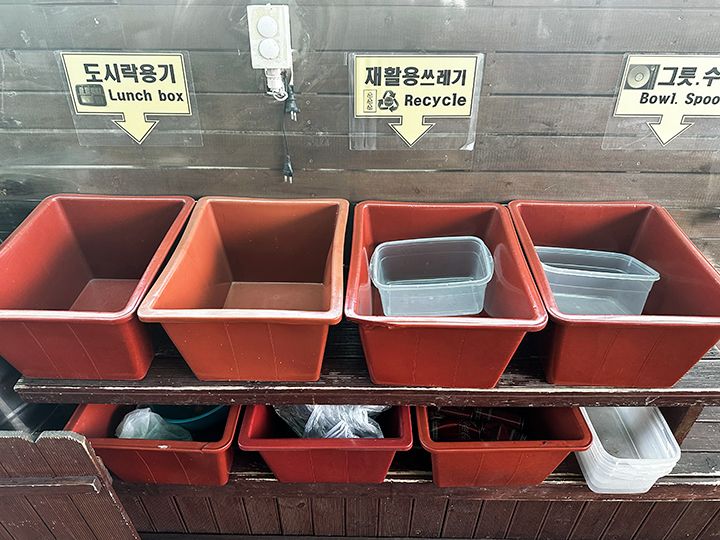 6.片付け
片付けはセルフです。カフェの入口に残飯を捨てる場所、お箸、スプーン、トレイを入れるコーナーがあります。