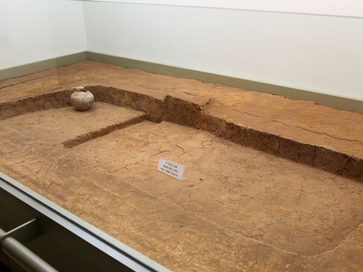 発掘された状態をそのまま移転、
復元された先史時代のお墓