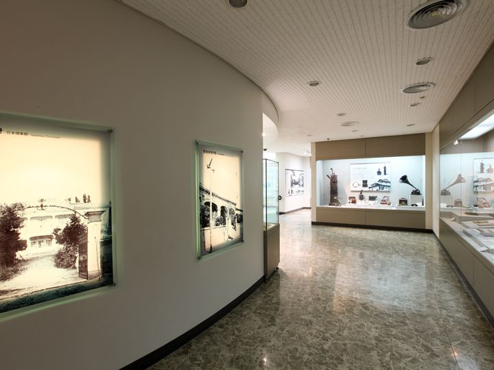 朝鮮時代から近代の資料と遺物が展示