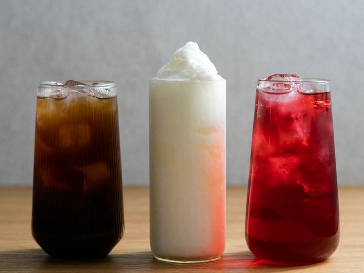 左からアイスコーヒー、ヨーグルトスムージー、ハイビスカスティー