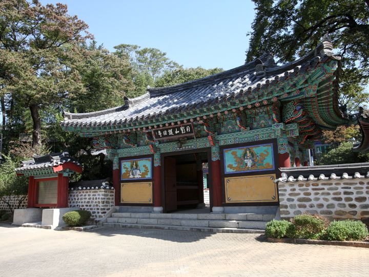 護国寺(ホグッサ) 地図13
高麗時代の創建が伝えられる寺。内城寺(ネソンサ)という名前でしたが、文禄・慶長の役で殉死した兵の霊をまつるため、再建・改称されました。