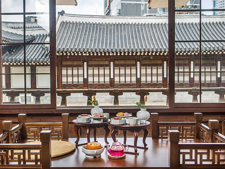 小盤(ソバン)と呼ばれる伝統的な膳でご用意