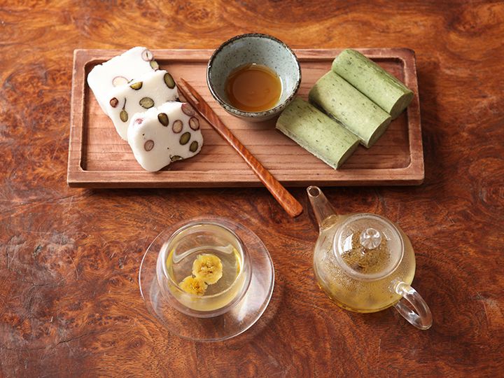 左から(時計回り)豆餅、蜜、よもぎ入りのカレトッ、菊花茶