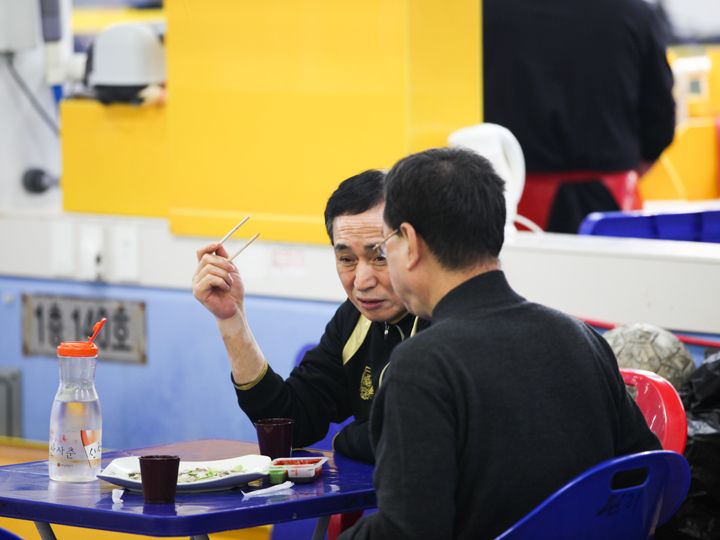 1階の市場には簡易テーブルのイートインスペースがある