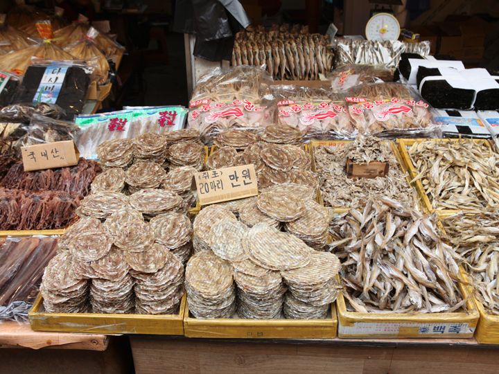 旅行者が持ち運びやすい乾きものも