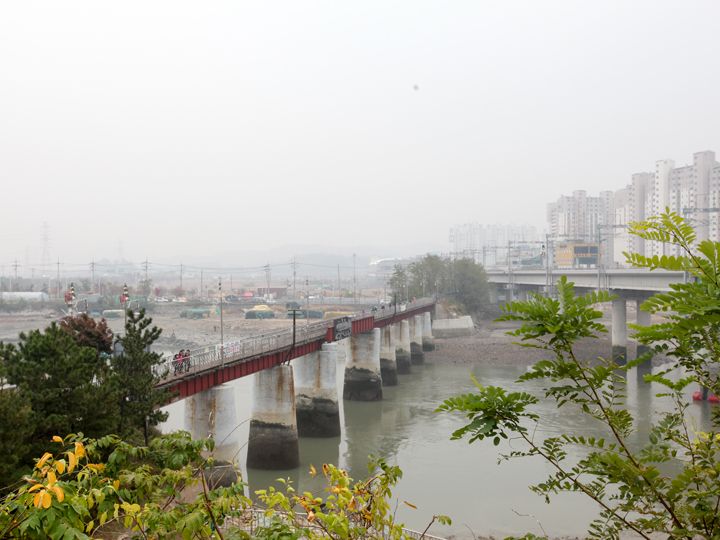 旧水仁線の線路は橋として住民に活用されている