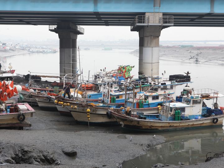 干潮になると船が干潟にむき出しになる蘇莱の風景