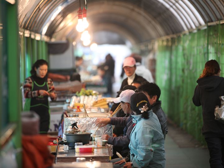 線路とつながる通路の屋台も人気