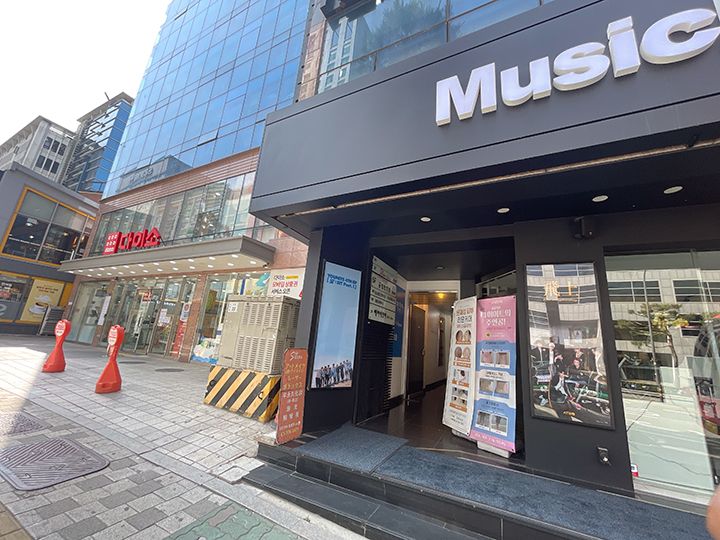 総合ビルの6階に位置