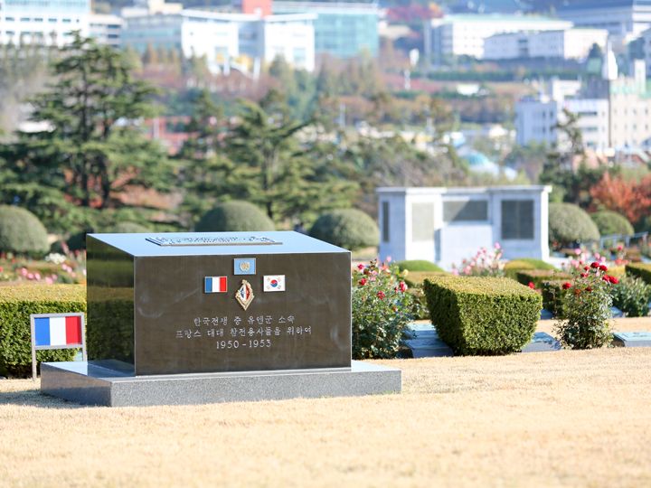 フランス記念碑(戦死者270名)