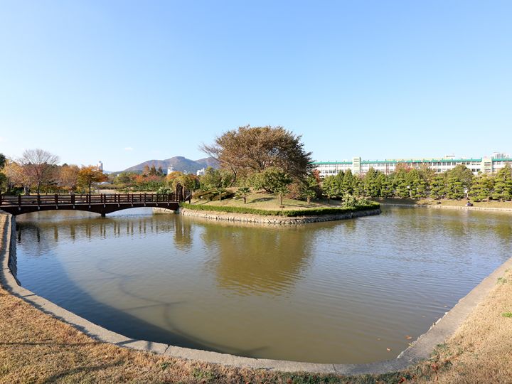 韓国-タイ友情の橋
国連加盟国として派兵したタイ王国が1976年に寄贈した橋。
池の中心にある小島に渡れるようになっている。