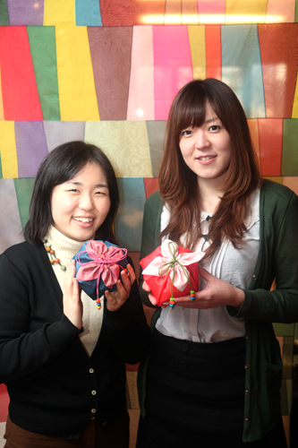 ポジャギの前で記念撮影