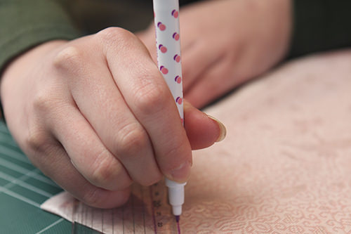 時間がたつと色が消える手芸用ペンで