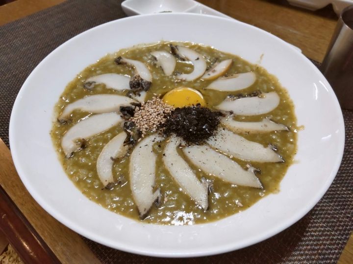 濃厚かつやさしい味わいのアワビ粥