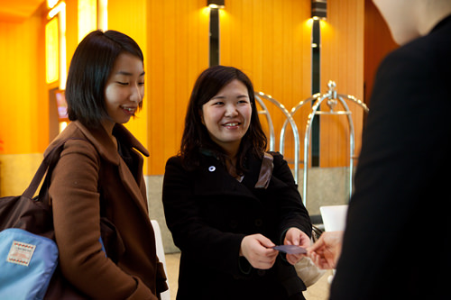 入口すぐのフロントでスムーズにチェックイン