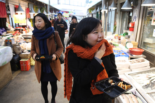 目移りして大変…おいしそうなおかずを
選びながら市場探索