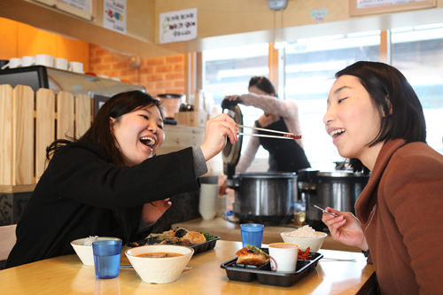 食事スペースで早速試食!友達と一緒ならおいしさも格別