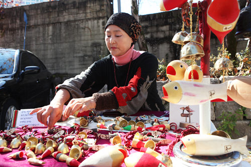 金~日限定、アートマーケット
手作りアクセや雑貨など、作家が直接出店のフリマ。晴れた週末の昼限定、個性的なレアアイテムは要チェックです。