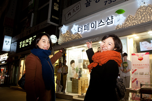 THE FACE SHOP仁寺洞店
自然派コスメで人気を集めるTHE FACE SHOP。景観を守る仁寺洞ならではのレアなハングルの看板は要チェック。