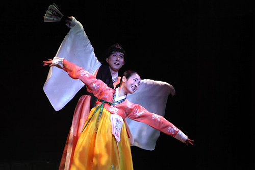 公演
「美笑」※公演終了
タクシーで約4分、徒歩約10分
「NANTA」、「Fanta-Stick」
タクシーで約3分、徒歩約12分