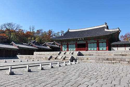 古宮・文化スポット
「慶熙宮」
タクシーで約5分、徒歩約15分
「徳寿宮」
タクシーで約11分、徒歩10分