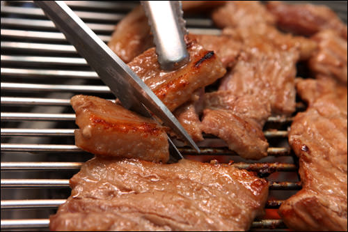 炭火でジューっと焼いて