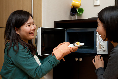 小腹が空いたらコンビニで買った夜食をチン。