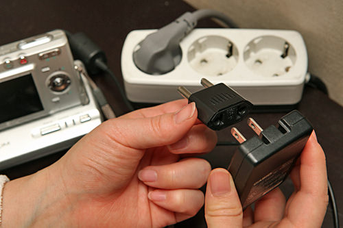 変換プラグもフロントで無料レンタル。明日に備えて充電。