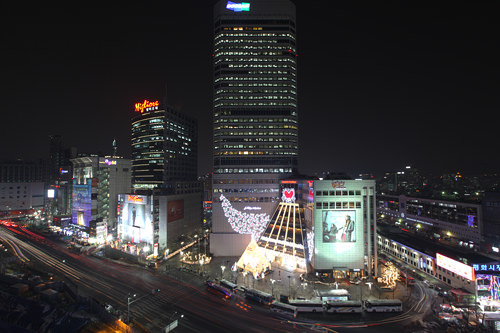 東大門(トンデムン)
立ち並ぶショッピングビルにはナチュかわ系から子供服まで揃い、掘り出し物に出会えるかも。市庁駅から約30分。