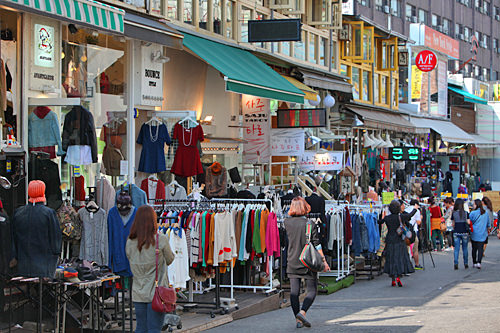 弘大(ホンデ)
はじけた若者のアートな街は、ユニークな服やおしゃれアイテムの宝庫。夜はクラブで朝まで遊べます。市庁駅から約30分。