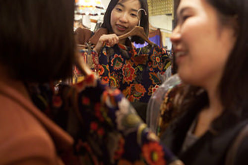 Kim's Boutique 三清洞店
オリジナルデザインのワンピがおしゃれ女子大注目のお店。ここだけにしかないレトロモダンなアイテムに海外セレブもとりこ。