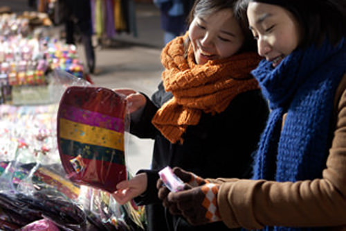 コリアンキュートな小物
メインストリートには小物を扱うお店がいっぱい。カードやエプロン、ポーチまで韓国らしい色鮮やかなアイテムが並びます。