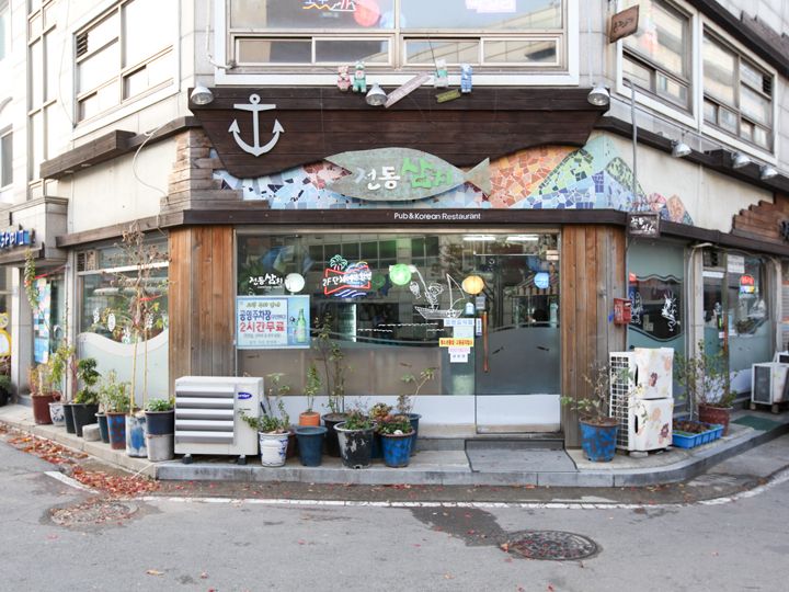 銭洞(チョンドン)サムチ
電話番号:032-765-7792
椅子がベンチタイプのテーブルは、楽な姿勢でマッコリを楽しめる。