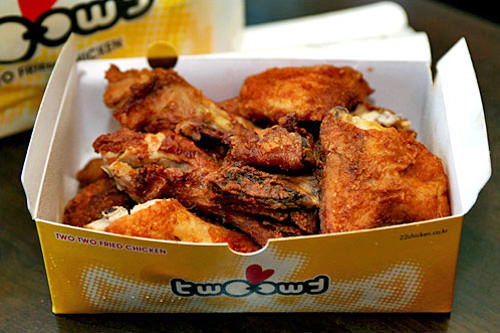 夜食に食べたくなるチキンは、
飲み物とのセットメニューも人気