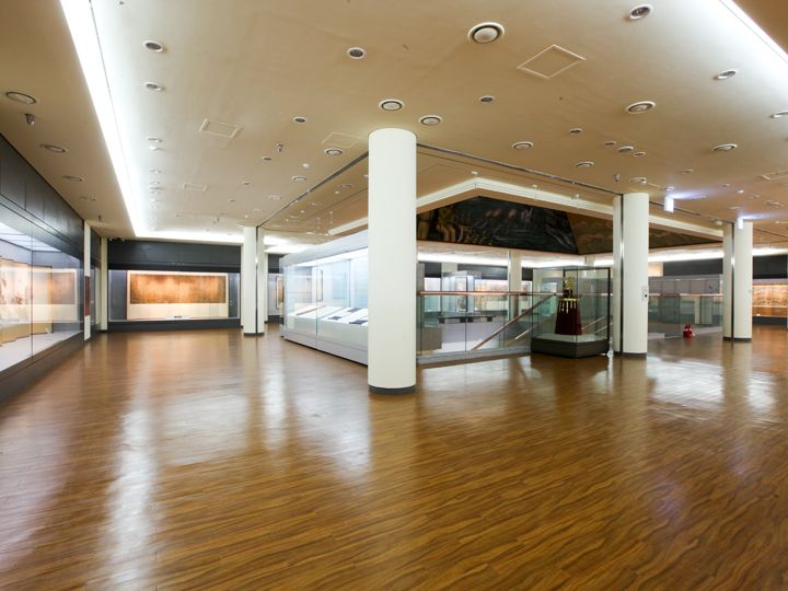 中央が1階から天井まで吹き抜けになっている