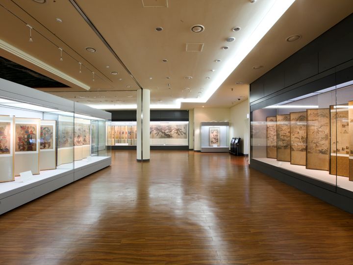 広い空間に展示されている大型の作品は迫力がある