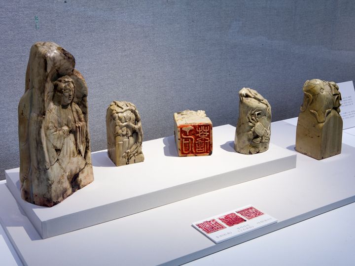 聖母マリアをはじめ、さまざまな模様が彫られている