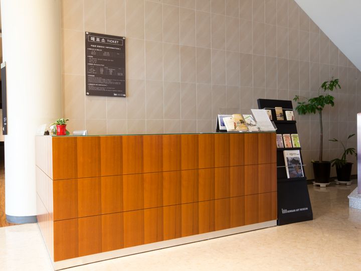 インフォメーションセンターは券売所も兼ねている