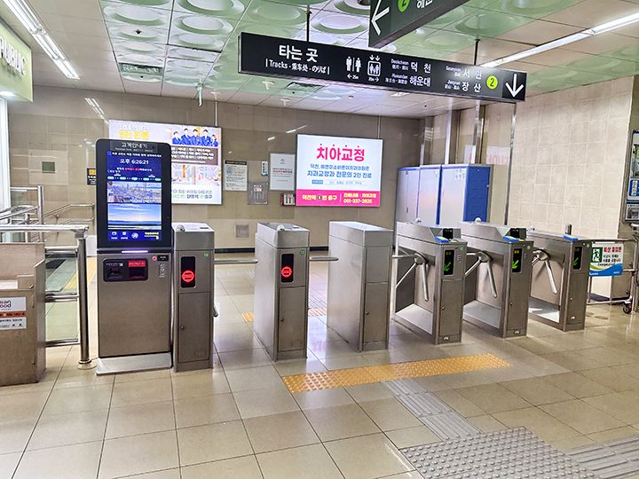 改札口には「Tracks(乗り場)」という表示