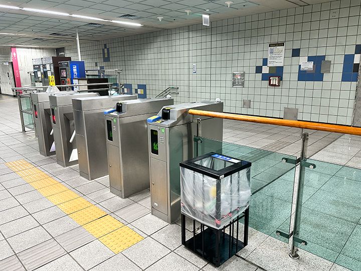 改札を出たらQR乗車券は近くのごみ箱に廃棄